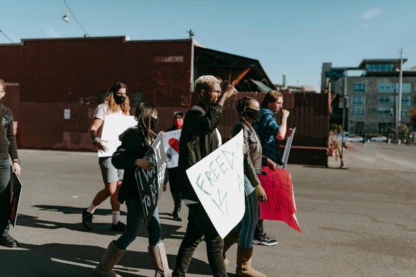 Cérémonie laïque d'enterrement : guide pour un hommage personnalisé